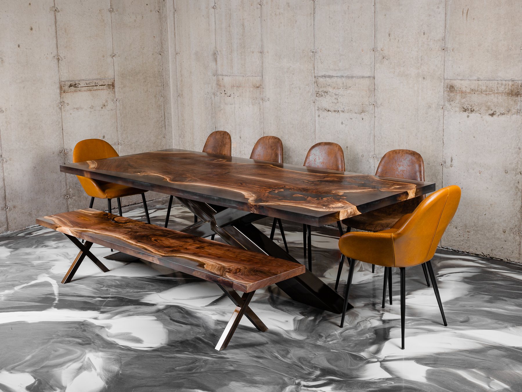 Table et banc en noyer massif à rive naturelle, réalisation Concept M Rustique